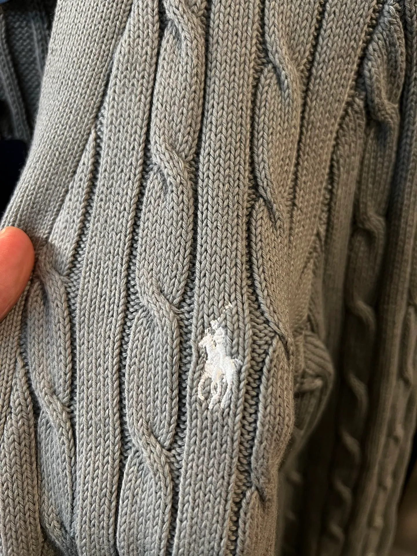 P330 [next day] Rah Lauren 25FW classic war horse embroidered twist cardigan sweater (grey blue) Detailed features · Made of 35% wool content yarn, 35% cashmere, 30% synthetic fiber, machine twisted cable knitted cardigan imported from Germany, molded custom brand logo resin buttons, imported Tajima machine embroidered classic war horse, collar, cuffs and hem thread design, windproof and comfortable Original main mark, washable tag, light luxury, a must-have item for daily commuting for men and women. Check the correct version. Size: s m l xl. Please check picture 9 for detailed sizes.